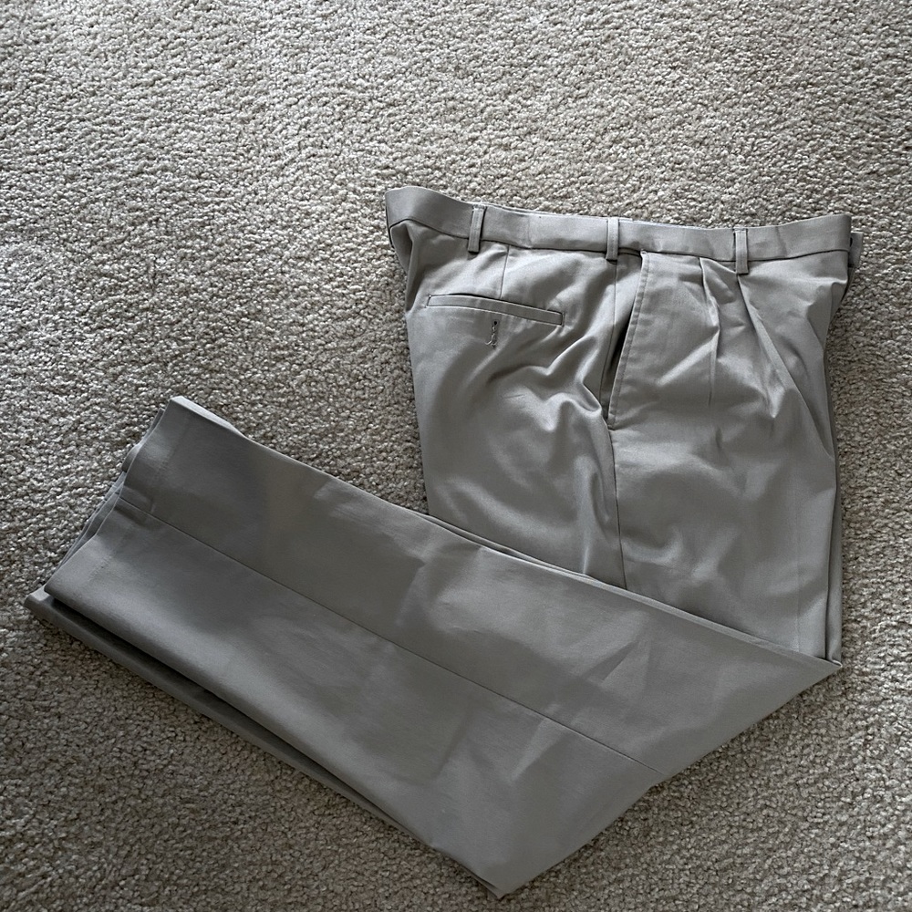 HAGGAR Dress Pant | Pleated | size 36x32 | Khaki